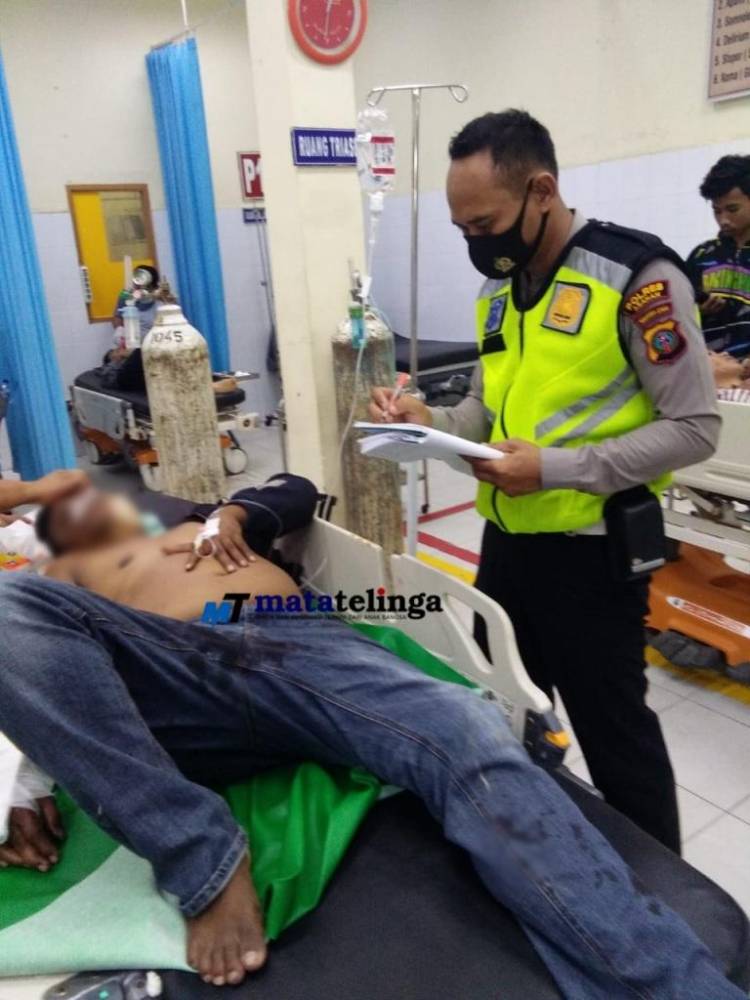 Septor Seruduk EkorTruck Rusak Di Pinggir Jalan, Pengendara Terkapar