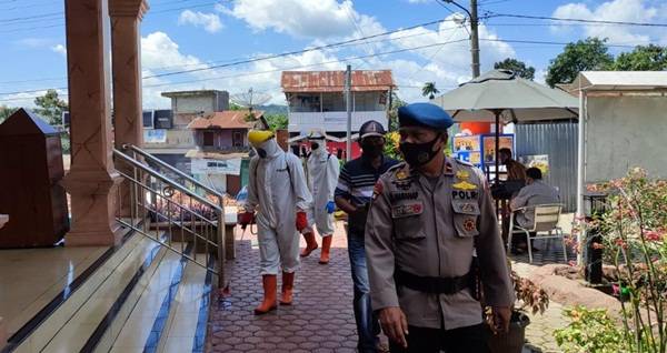 Brimob Batalyon C Sipirok Sterilkan Mesjid di Pargarutan Cegah Penyebaran Covid 19