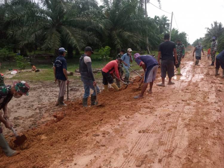 Diguyur hujan, semangat warga tetap tinggi bantu Satgas TMMD