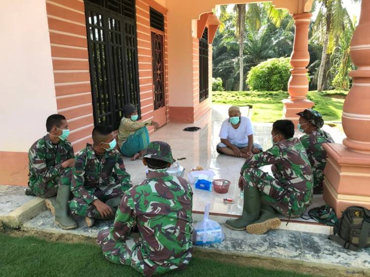 Mengisi waktu luang, anggota Satgas TMMD anjangsana ke rumah warga