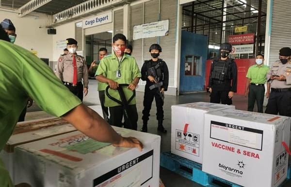 Brimob Polda Sumut kawal 100.000 Vaksin Sinovac yang Tiba di KNIA