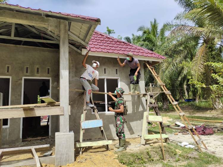 Bedah rumah hampir selesai, Siti Halimah senang dan terharu.