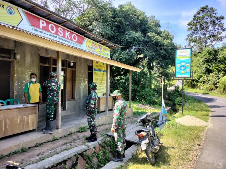 Anggota Satgas Sempatkan Waktu Memantau Pos PPKM Nagari Maek
