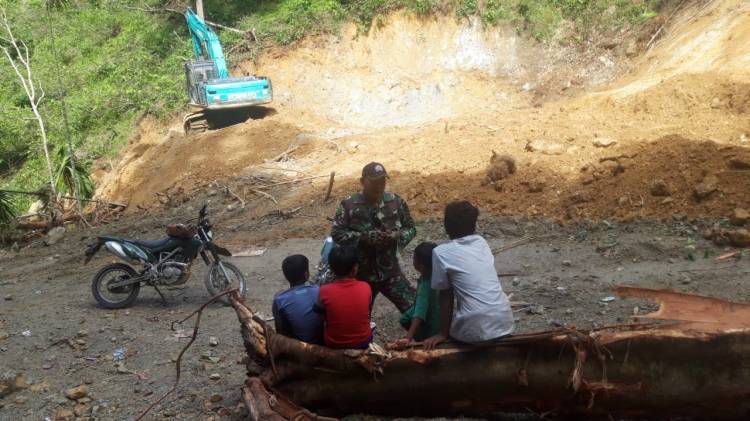 Anggota Satgas TMMD Berbagi Wawasan Dengan Anak-anak Nagari