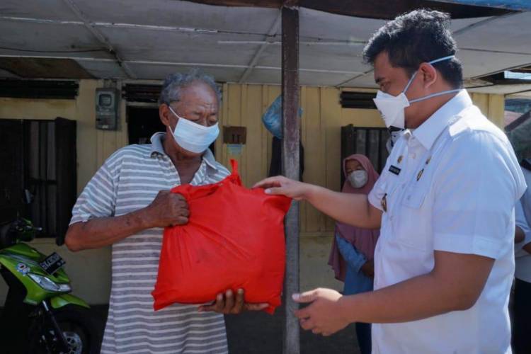 Wali Kota Medan Bagikan Sembako Langsung kerumah Warga