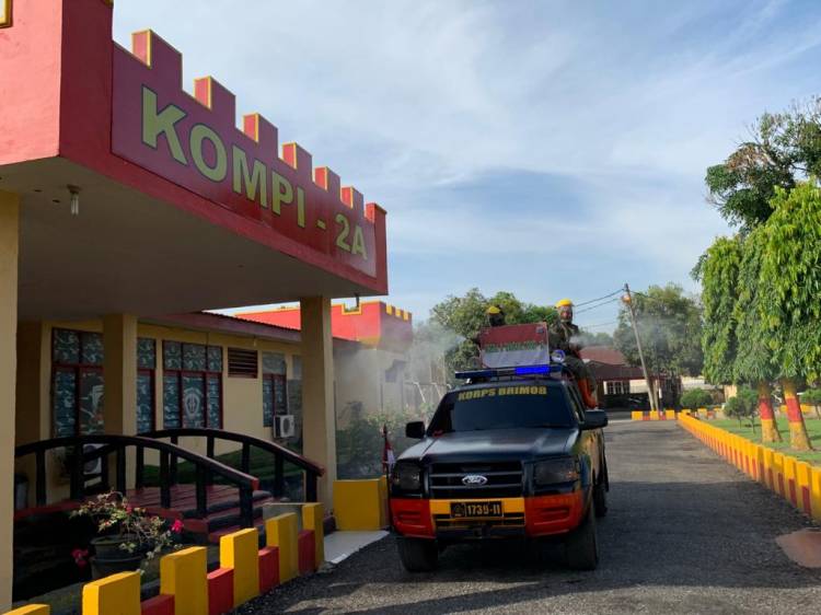 Tekan Penyebaran Covid-19, Kompi 2 Batalyon A Pelopor Intensifkan Penyemprotan Disinfektan di Lingkungan Mako