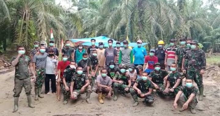 Warga  Antusias bantu anggota Satgas TMMD  selesaikan pengecoran box culvert