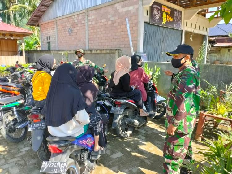 Anggota Satgas TMMD Beri Peringatan Prokes Pada Remaja Nagari Talang Maur
