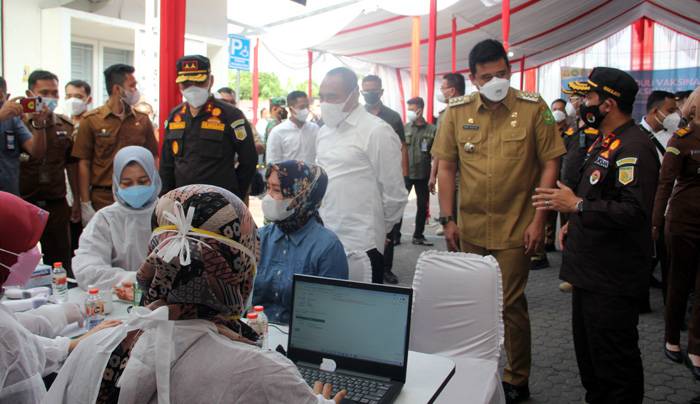 Gubsu Apresiasi Kejatisu Adhyaksa Peduli Vaksinasi 1.850 Warga Untuk Dosis Tahap 2