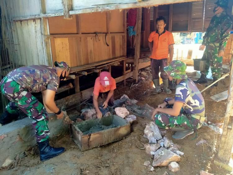 Anggota Satgas TMMD Kodim 0306/50 Kota Bantu Warga Dalam Pembangunan Rumah