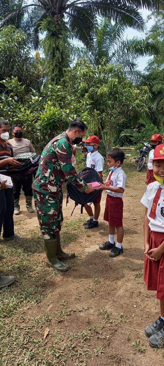 Dansatgas TMMD 111 Kodim 0204/DS Bagikan Buku dan Tas Sekolah ke Siswa SD Desa Mabar