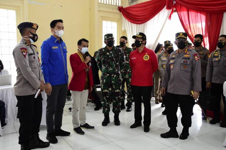 Panglima TNI :  Terimakasih Kepada Para Mahasiswa Yang Telah Menjadi Pelopor Dalam Pelaksanaan Vaksinasi Nasional