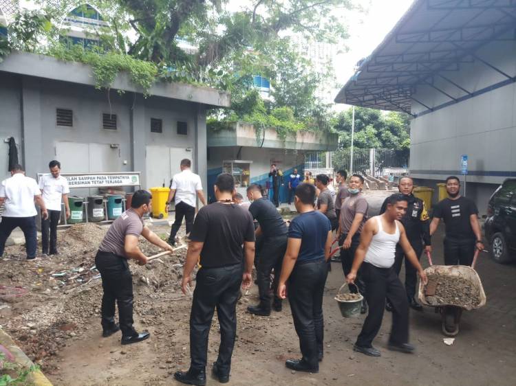 Tak Ada Kegiatan, Petugas Security dan Honorer DPRD Medan Gotong royong Perbaikan Halaman Parkir