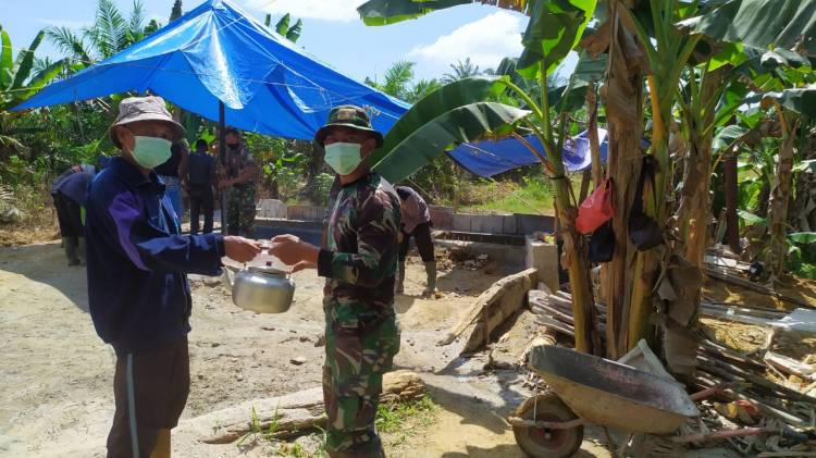 Pak Rohman, ketua RT  04 Kep. Bagan Sinembah Jaya ucapan terima kasih pada TNI