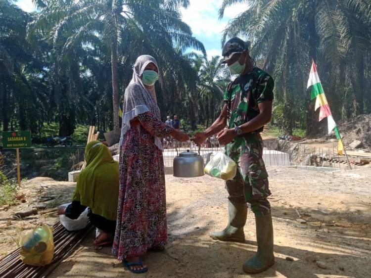 Kaum Emak Silih Berganti Dukung Giat TMMD