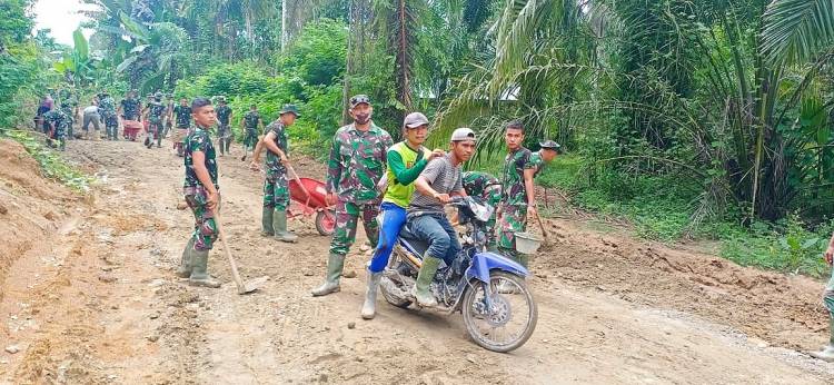 Luar Biasa Totalitas Warga dalam Membantu Satgas TMMD 111 Kodim 0204/DS