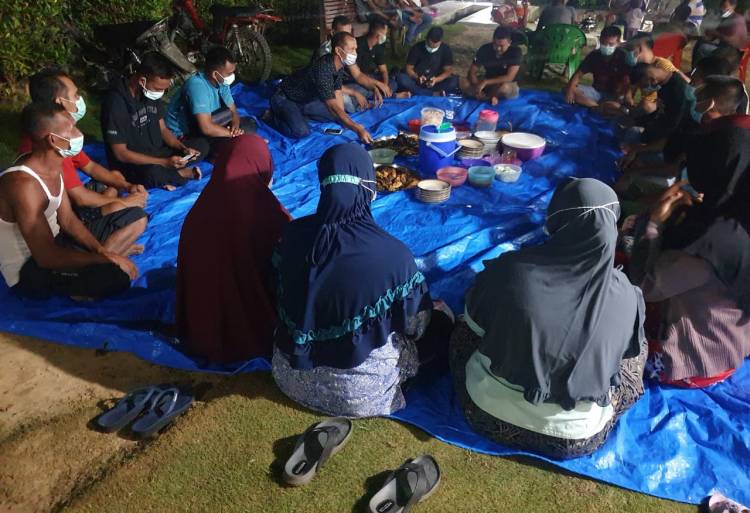Warga undang anggota Satgas TMMD ke-111 makan malam bersama