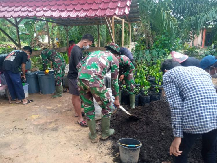 Bersama Satgas TMMD Warga semakin antusias belajar buat pupuk kompos