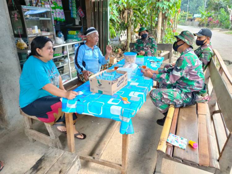 Anggota Satgas Lakukan Komunikasi Sosial dengan Warga Nagari Maek