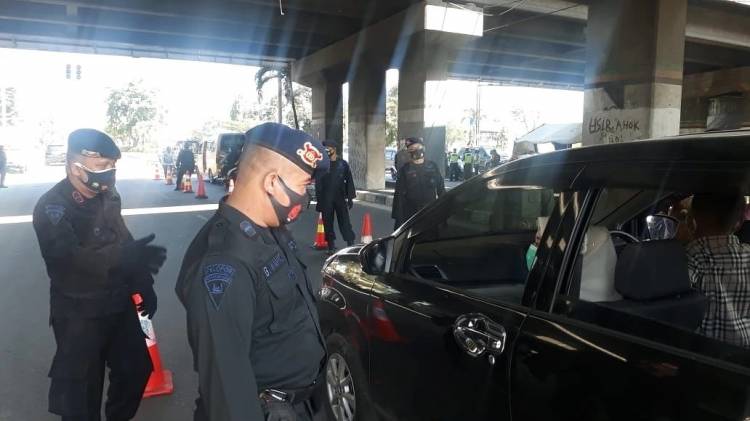 Personil Gabungan TNI POLRI dan Pemko Medan Putar Balik Pengendara Yang Menyalahi Aturan