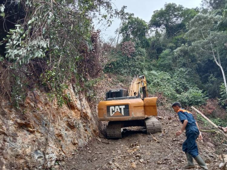 Anggota Satgas Terus Pantau Kerja Alat Berat Yang Sedang Membuka Jalan Menuju Nagari Maek