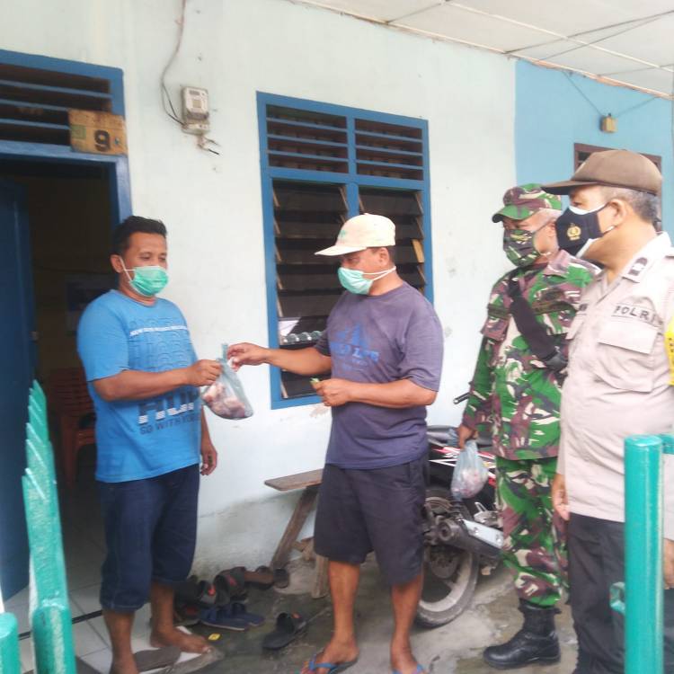 Polisi dan TNI Bantu Distribusikan Daging Kurban Antisipasi Kerumunan