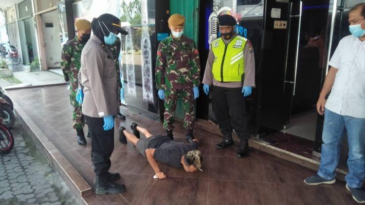 Wadansat Brimob Poldasu Pimpin Pelaksanaan Ops Yustisi dan Pembagian Masker