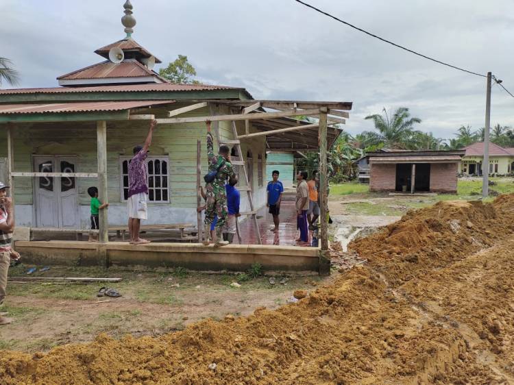 Anggota Satgas TMMD sempatkan diri bantu warga perbaiki teras Masjid.