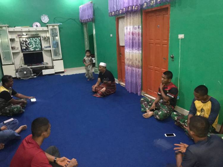 Melepas lelah, anggota Satgas TMMD berkunjung ke rumah warga