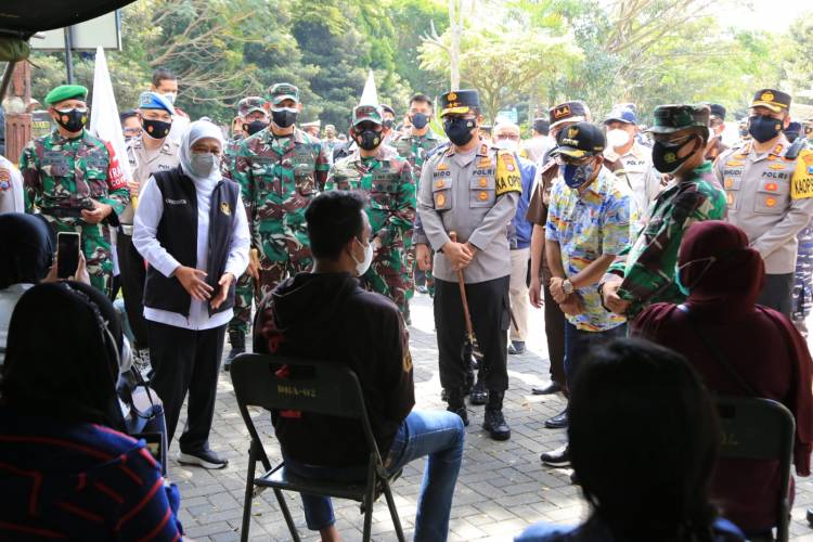 Kapolda Jatim Mengecek Langsung Pelaksanaan Serbuan Vaksinasi di Malang