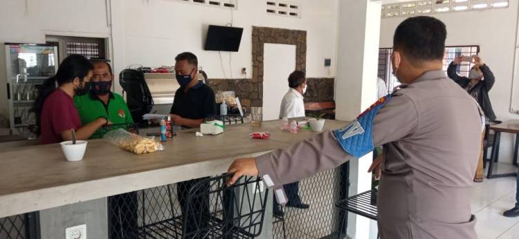 Hari Terakhir, Petugas Imbau Tidak Layani Pembeli Makan Ditempat