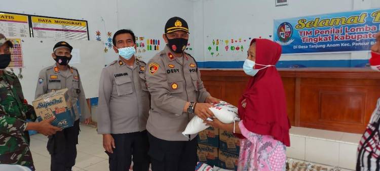 Korban Puting Beliung Terima Bantuan