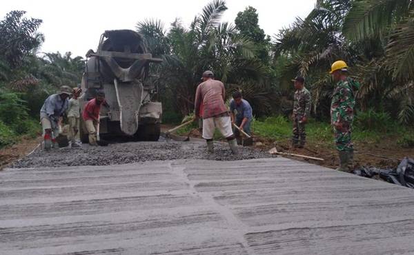 Pembangunan Jalan TMMD di Desa Mabar Wujud Jati Diri TNI Sebagai Tentara Pejuang dan Tentara Rakyat
