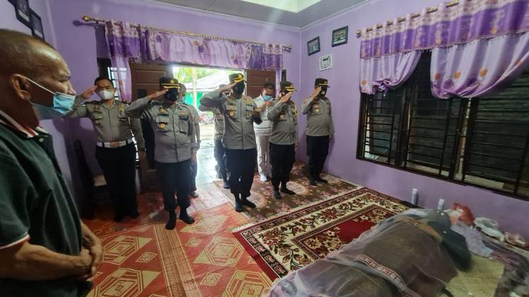 Kapolres Simalungun Bersama PJU Melayat Jenajah AIPDA Roi Simarmata dan Berikan Tali Asih