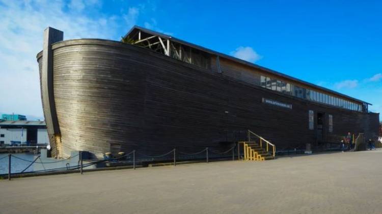 Replika Kapal Raksasa Nabi Nuh Akhirnya Dibolehkan Berlayar