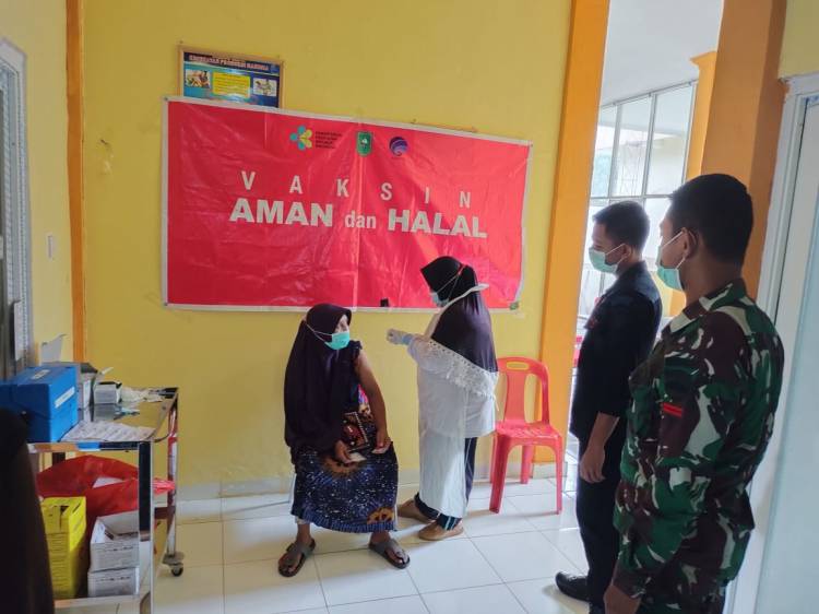 Anggota Satgas TMMD bantu pengamanan vaksinasi Covid-19