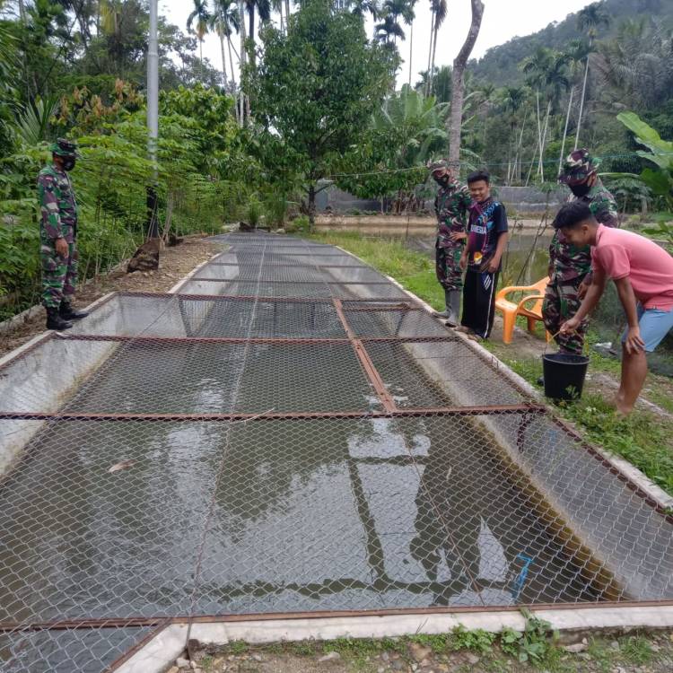 Anggota Satgas TMMD Belajar Bersama Warga Mengenai Pembibitan Ikan