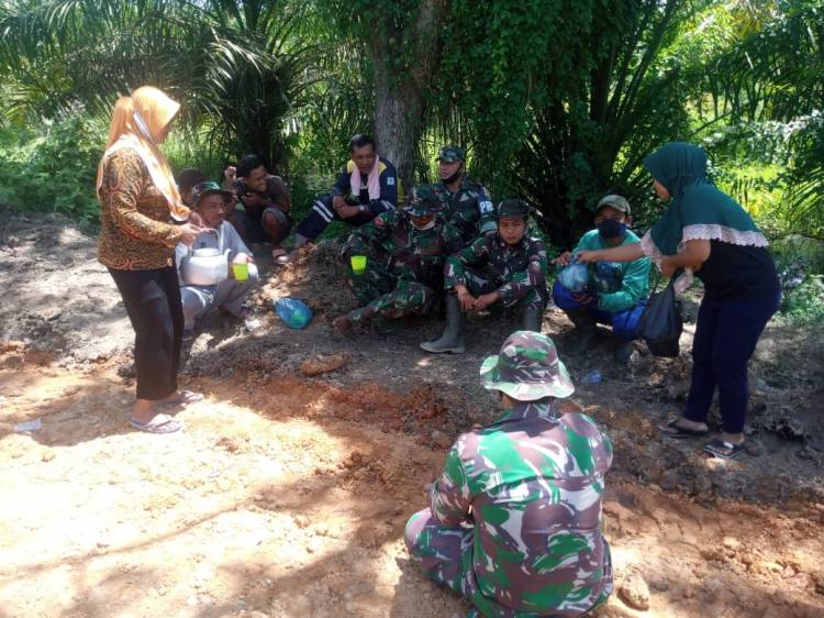 Sambil ngopi, TNI Komsos dengan masyarakat Suak Temenggung.
