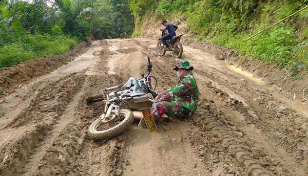 Jatuh Bangun di Jalan Berlumpur, Satgas TMMD Kodim 0204/DS Tetap Tunaikan Bakti TNI Membangun Negeri