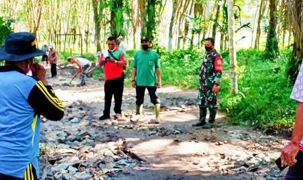 Camat Bosar Maligas Hadiri Gerakan Marharoan Bolon di Nagori Sidomuliyo