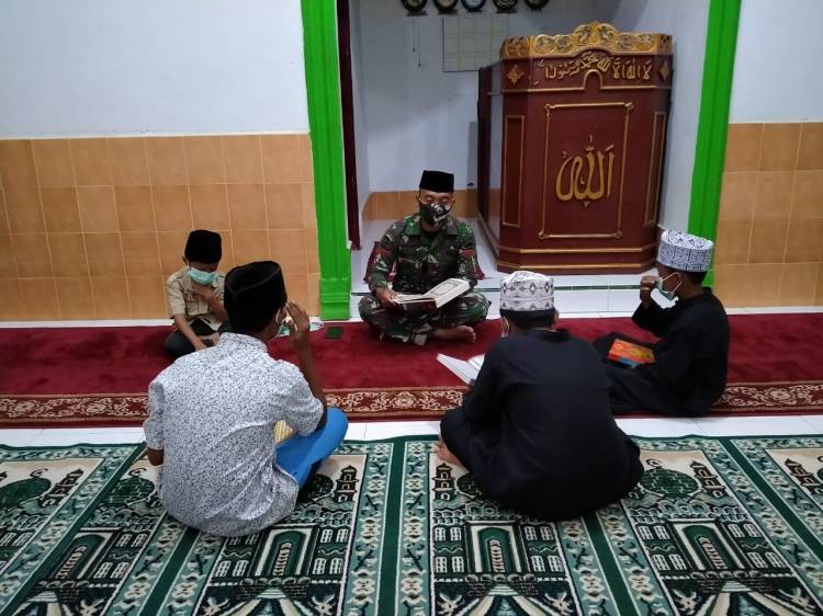 Anggota Satgas TMMD giatkan Magrib mengaji