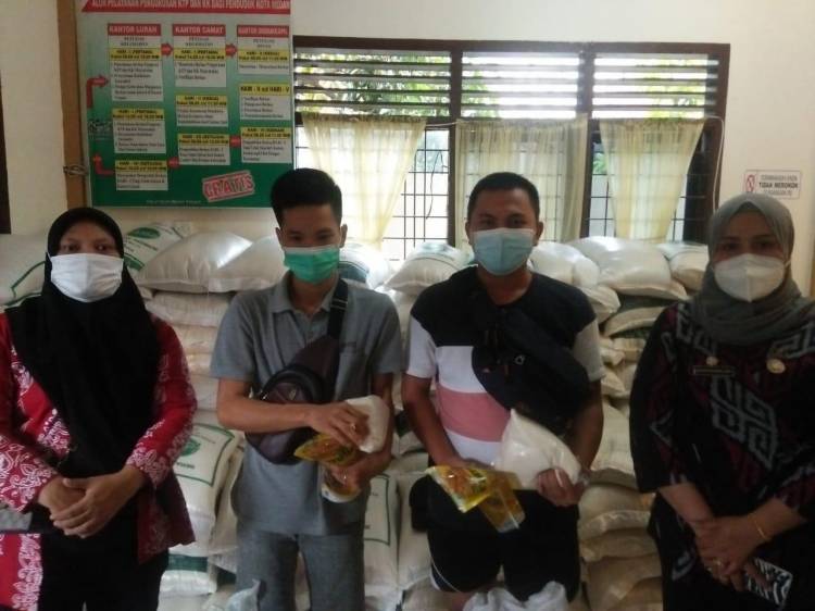 PPKM Level 4 Warga dan Anak Kos Jalan Piring Terima Bantuan Sembako dari Pemko Medan