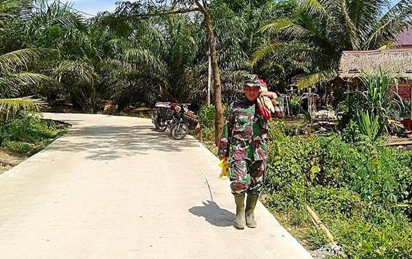 Antisipasi Kecelakaan, Satgas Kodim 0204/DS Pasang Patok Pembatas Kiri-Kanan Jalan TMMD