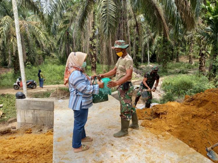 Melihat Anggota Satgas TMMD, Bu Yustini Beri Makanan dan  Minuman Ringan