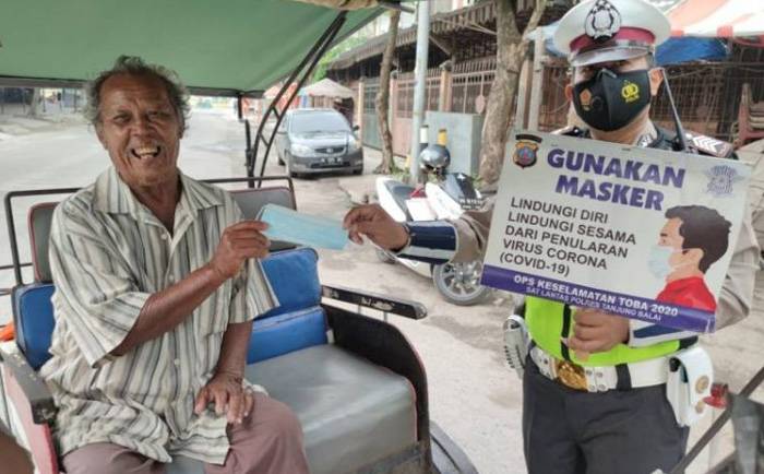 Sat Lantas Polres Tanjungbalai Bagikan Masker kepada Pengguna Jalan