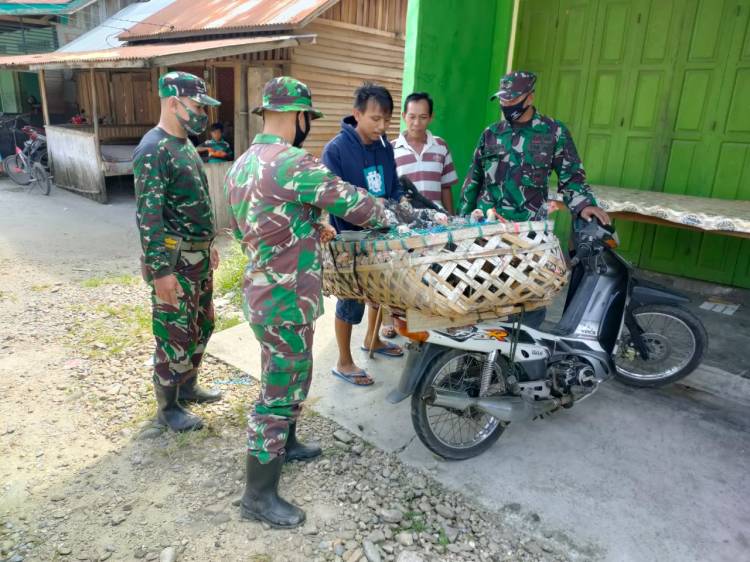 Anggota Satgas TMMD/N Melakukan Komunikasi Sosial Dengan Penjual Ayam