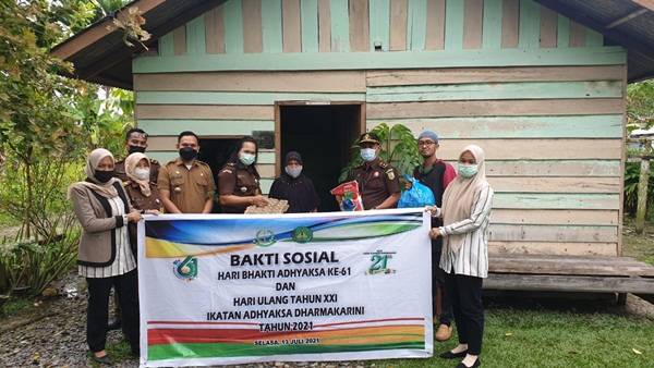 Sambut HBA ke 61, Kejari Siak Salurkan Ratusan Paket Sembako untuk Masyarakat Kurang Mampu