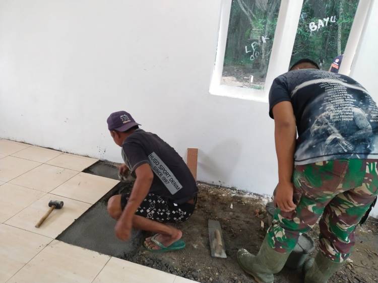 Rehab Rumah Halimah, anggota Satgas TMMD selesaikan pemasangan keramik