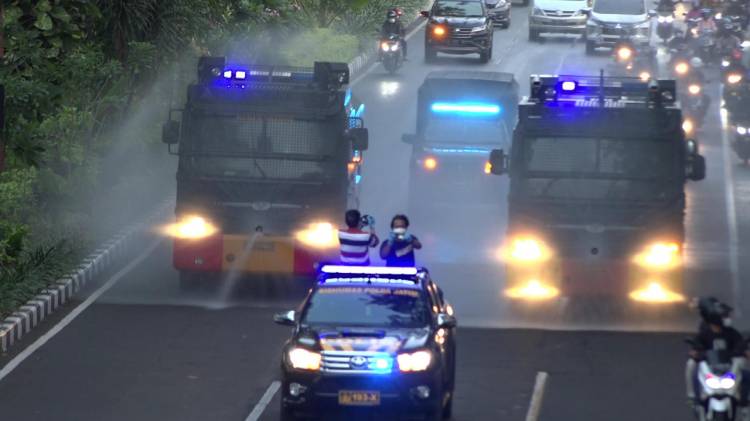 Polda Jatim Semprot Cairan Disinfektan di Sejumlah Jalan Protokol di Surabaya