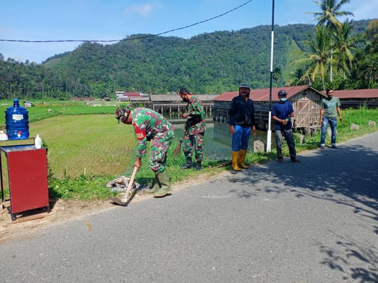 Anggota Satgas Gelar Gotong Royong Di Lokasi Posko PPKM Nagari Talang Maur